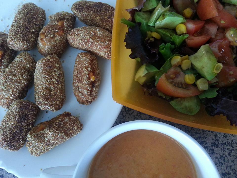 Gazpacho, ensalada y croquetas de calabaza, preparadas por Helen Bravo. Fotografía de Helen Bravo.