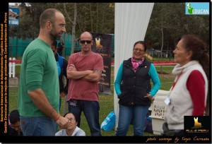 Muy serio ¿Qué estaría contando?